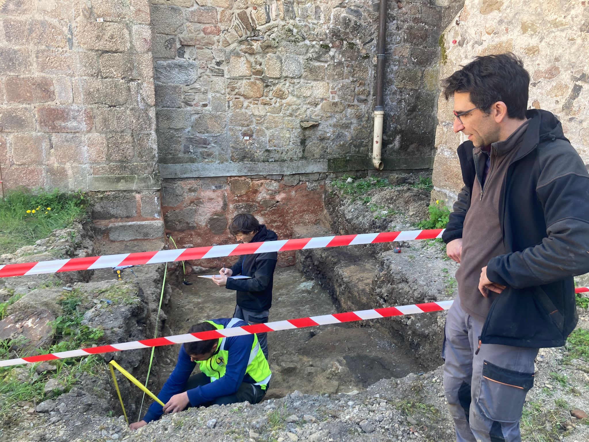Saint-Junien : les fouilles archéologiques de l’ancien cloître révèlent le passé de la cité gantière